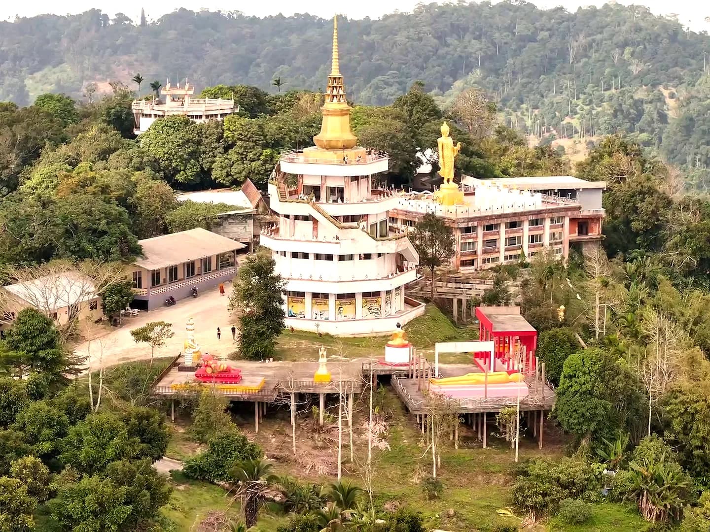 Świątynia z pagodą na zalesionym wzgórzu Koh Samui, widok z drona